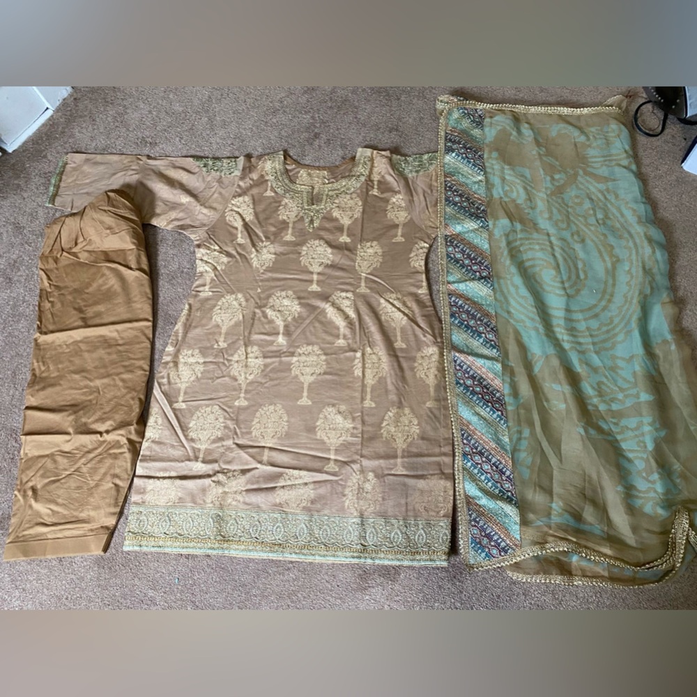 Pakistani 3 pieces lawn jaqurd shirt with chiffon duppata size karge